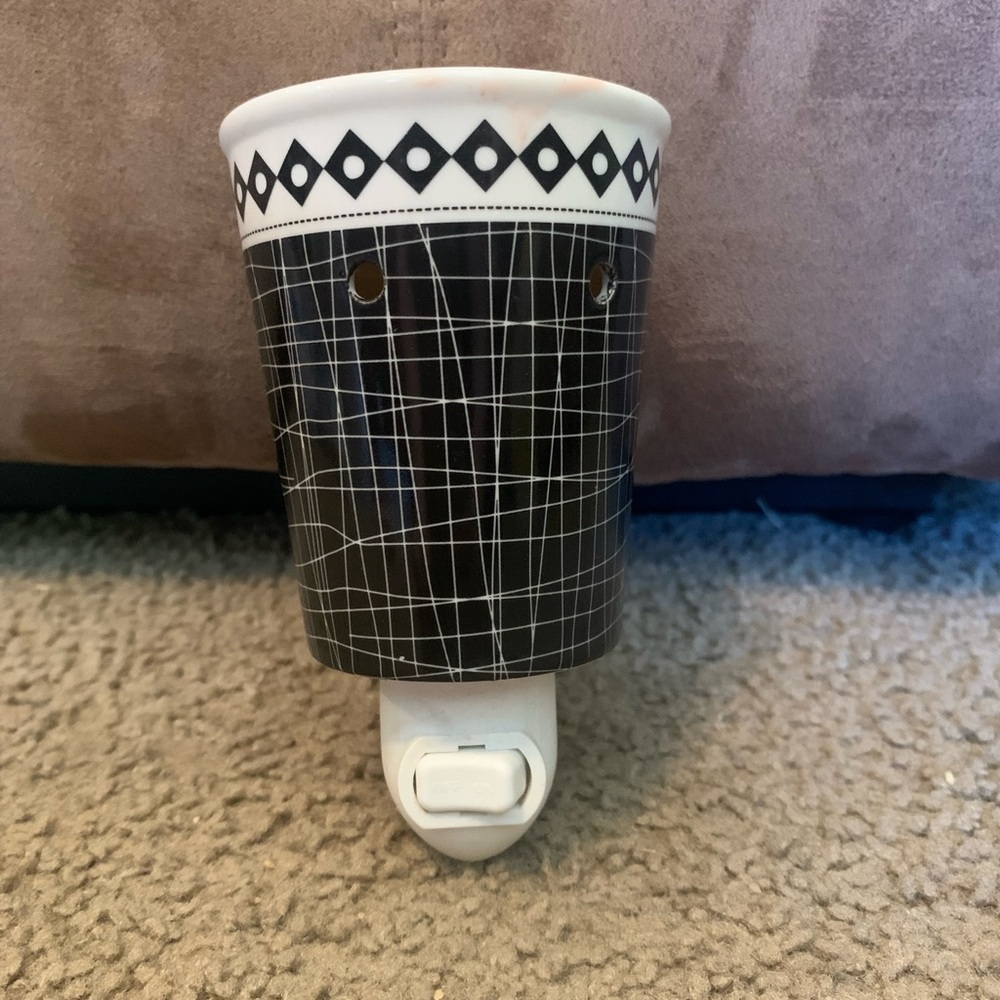 Scentsy Black and White Wax Warmer with Bold Geometric Design